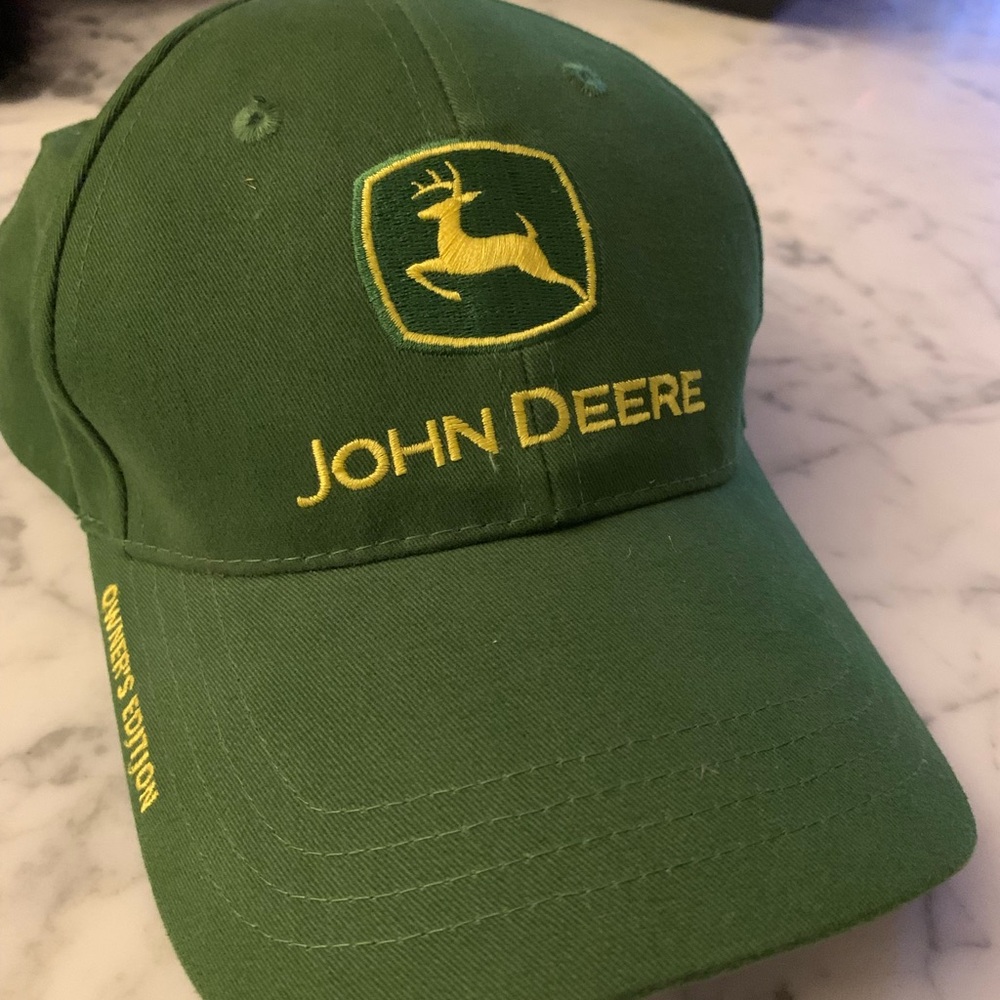 JOHN DEERE OWNER’S EDITION HAT. Adjustable back. Fits all, like new.